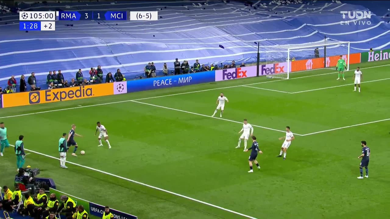 ¡TIRO ATAJADO! disparo por Phil Foden.