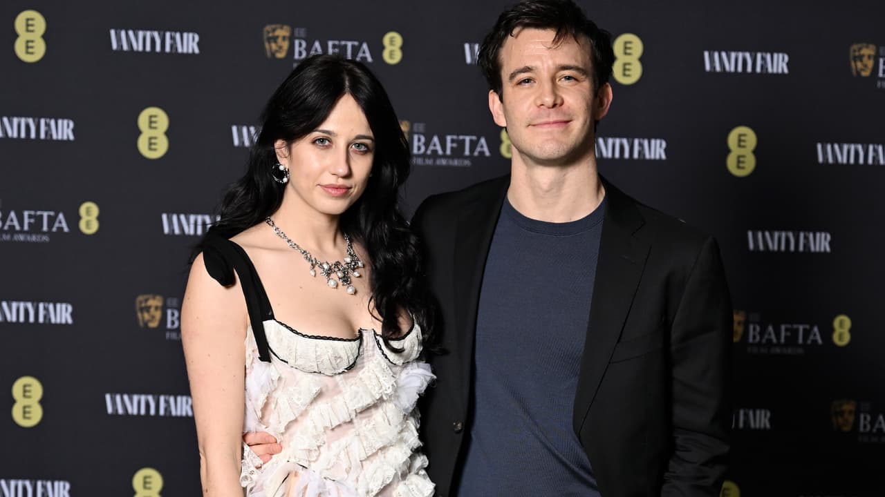 Luke Thompson y Harriet Cains en la fiesta de Vanity Fair.