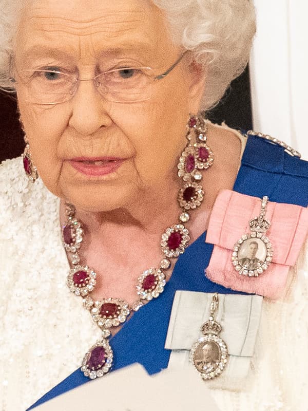 El collar también fue manufacturado por la casa Garrard en 1854. Originalmente tenía ópalos, pero estos fueron removidos y reemplazados con rubíes. Su majestad también llevaba tres grandes broches cubiertos de diamantes.
<br>