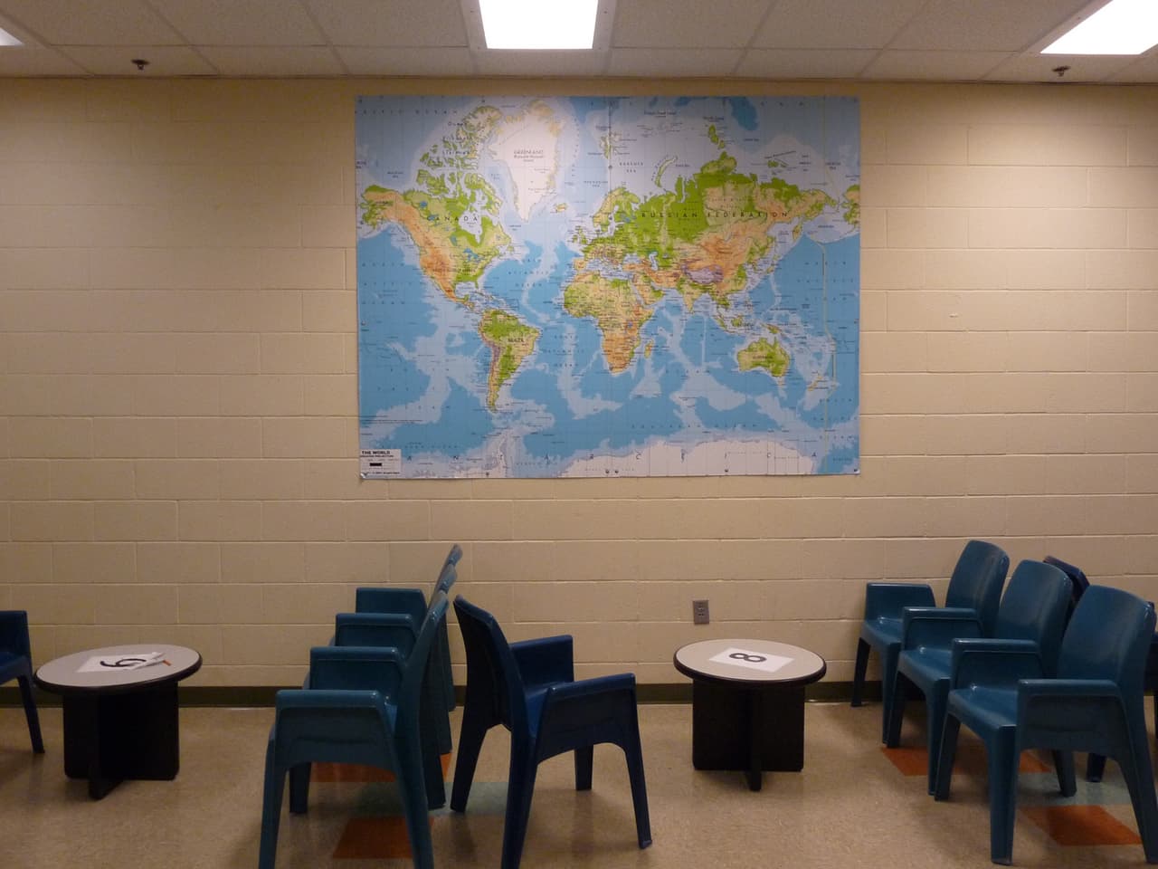 Un gran mapa en una de los espacios internos del centro de detención.