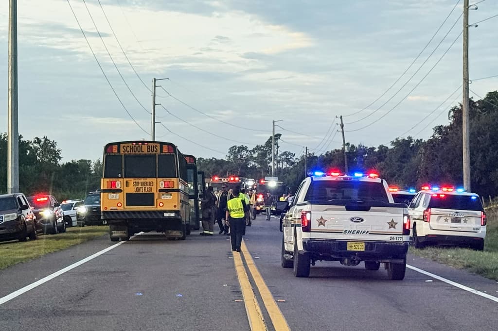 Las víctimas no fueron identificadas y tampoco las personas, como el conductor de un Malibu blanco que impactó al autobús escolar.