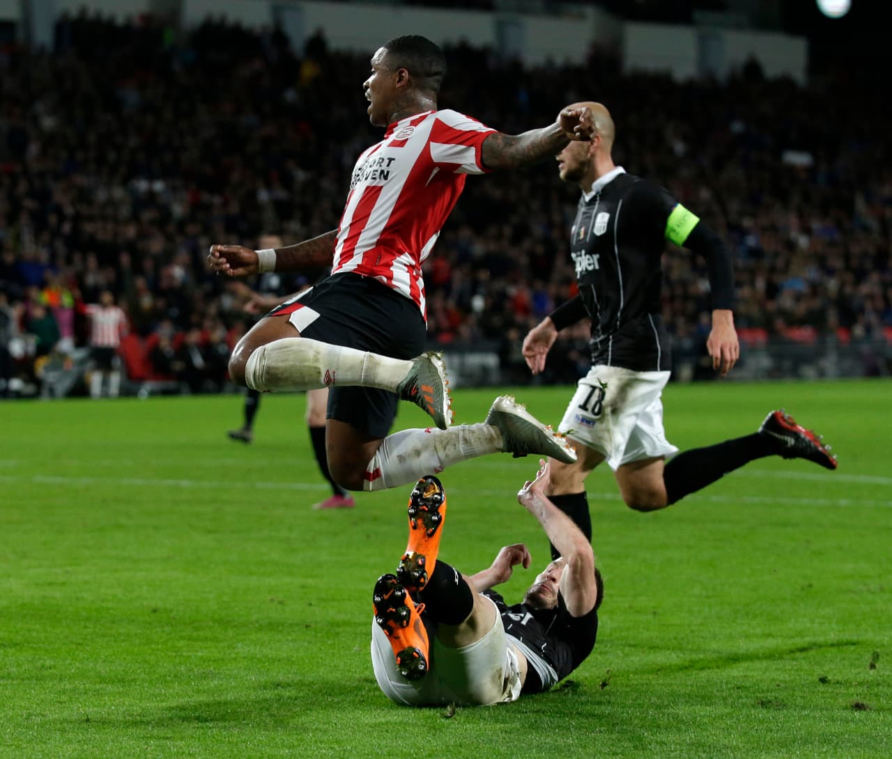 PSV no logra doblegar a un débil LASK y se llevan un punto en el Philips Stadion.