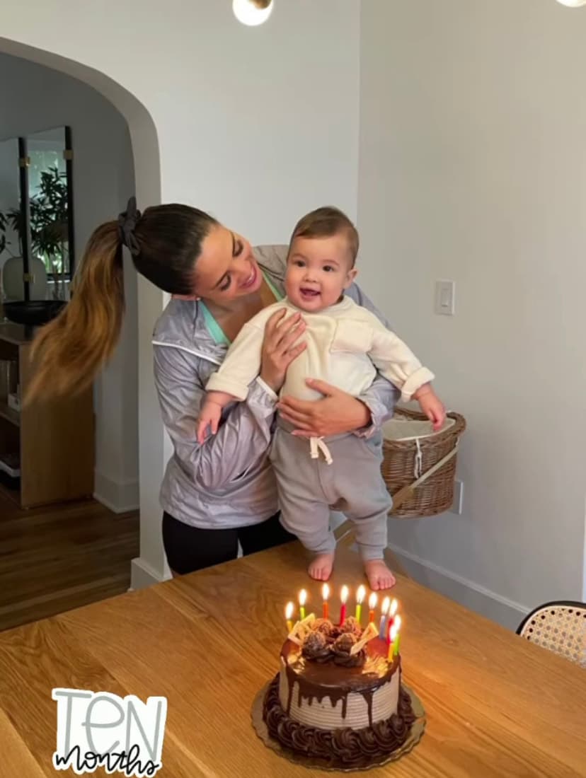 Pamela Silva no puede dejar de observar al pequeño Ford, el dueño de su corazón, feliz frente a su pastel de celebración para sus primeros 10 meses de vida.