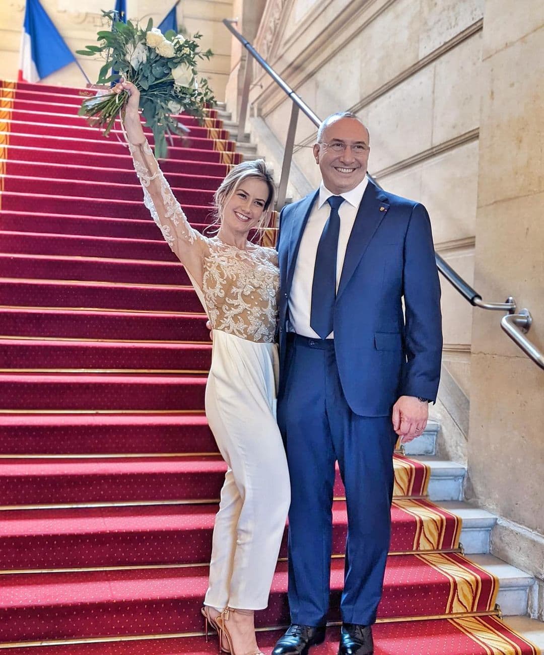 La actriz mexicana de 35 años contó que otro de los cuestionamientos que le han hecho sobre su vida en matrimonio es si se dedicará al hogar. "No, yo sigo pendiente de muchas metas que tengo y de
<b>muchas realizaciones que tengo pendientes</b>", declaró.