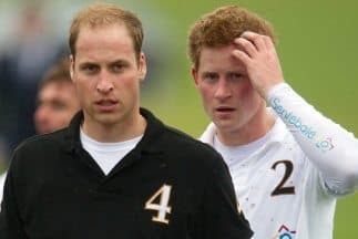 Inclusive el sitio web revela que la Lady Di llevó a sus hijos William y Harry a conocer a los padres de Khan en Pakistán.