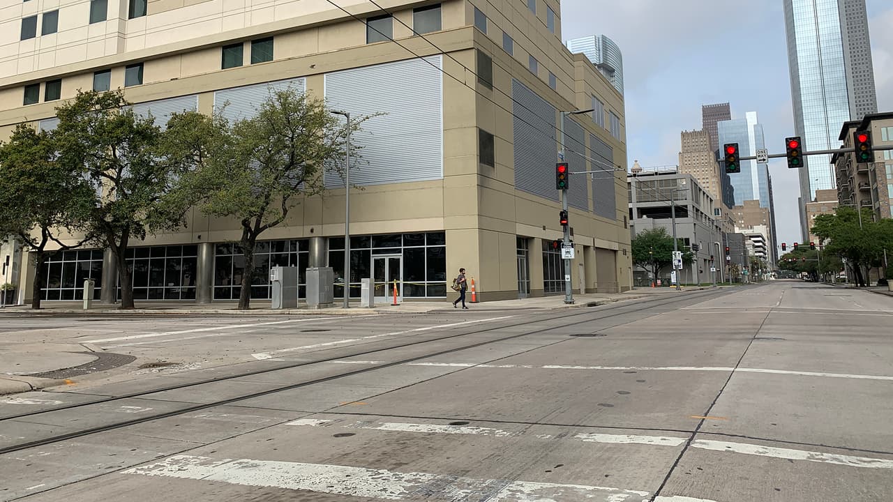 El Condado Harris ordenó el cierre de bares y que restaurantes solo vendan comida para llevar, y además una gran cantidad de oficinas están cerradas.