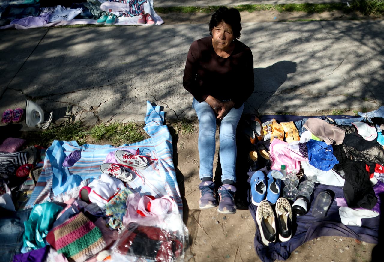 <b>Mari Roldán</b> cerró hace seis meses la tienda de ropa que tuvo durante ocho años. Hoy se la ve en una plaza tratando de vender o intercambiar algunas de las prendas que le quedaron. Lo poco que consigue no da para pagar por el tratamiento para el cáncer de su marido, la comida y los demás gastos. “Es humillante estar acá”, dijo en alusión a su presencia en la plaza.