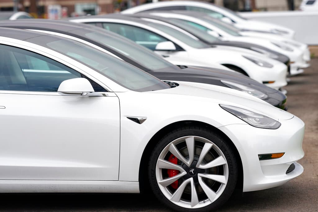 Se subió al Tesla de otra persona sin darse cuenta y fue a buscar a sus hijos a la escuela