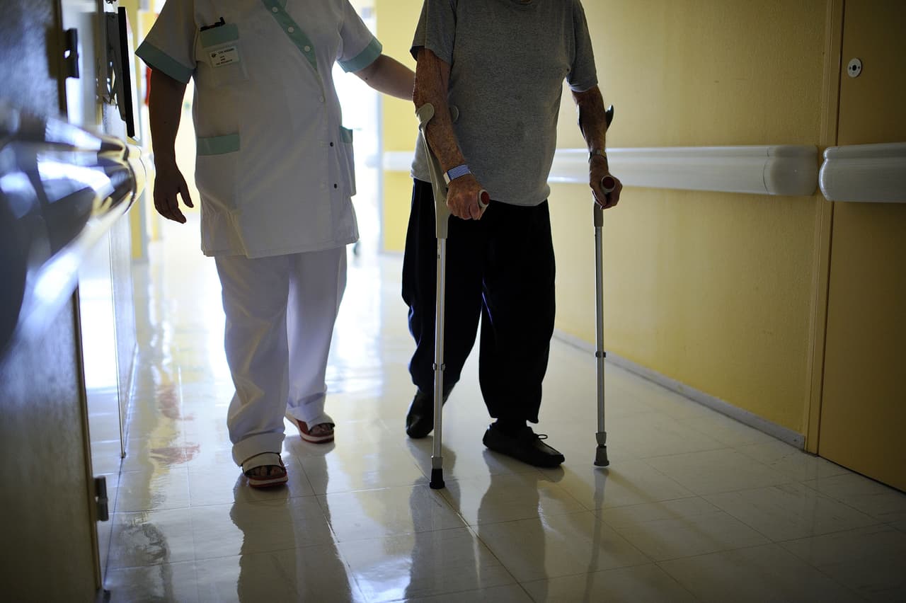El tiempo de espera en salas de emergencia es largo y hay procedimientos médicos postergados.