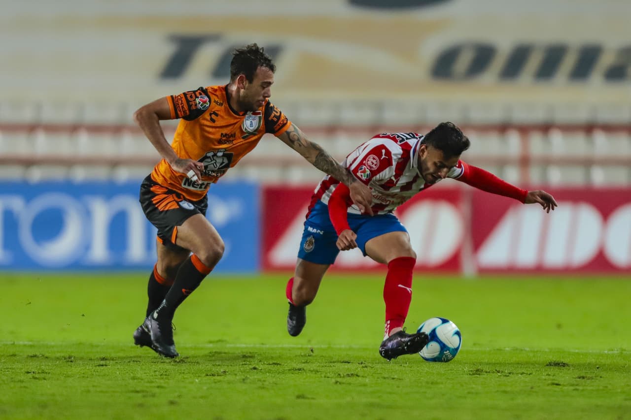 Tuzos y Chivas empatan 1-1 en Pachuca, los locales fallaron un penal en la recta del partido. Pachuca continúa en el fondo de la tabla con tres puntos y las Chivas se sitúan en la 12 plaza con 7 unidades.