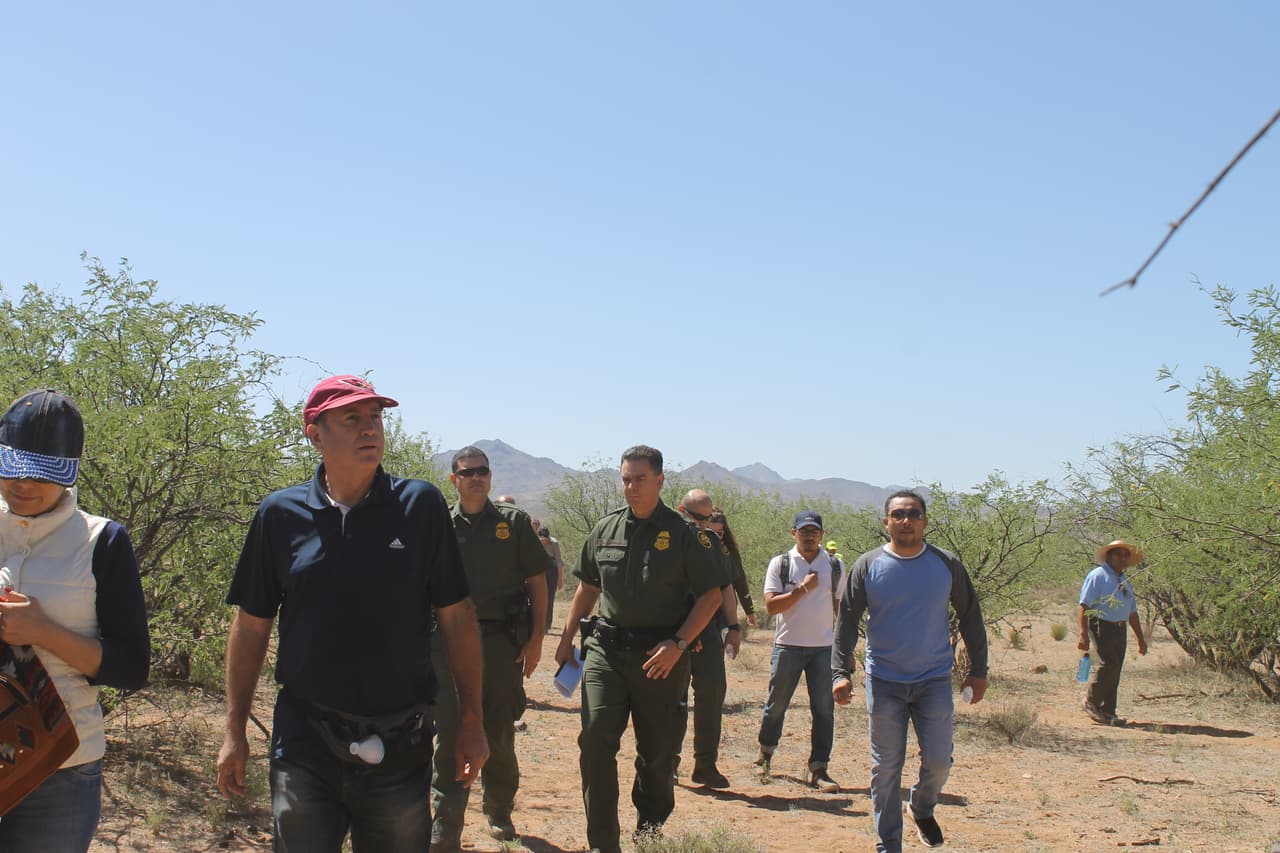 El jefe de la Patrulla Fronteriza del sector Tucson, Rodolfo Karisch, camina junto a periodistas y funcionarios consulares en el evento para prevenir las muertes en el desierto.
