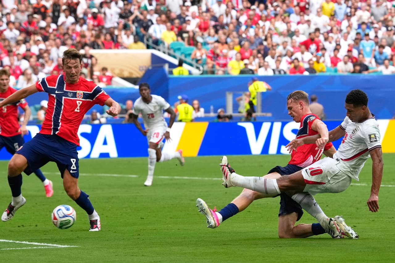 Jude Bellingham, de Inglaterra (a la derecha), anota el primer gol de su equipo durante el partido de cuartos de final de la Copa Mundial de Fútbol entre Noruega e Inglaterra en Miami Gardens, Florida, el sábado 11 de julio de 2026.
