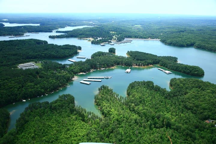 <b>Lake Allatoona y Lake Lanier</b>
<br>Dirección: 5400 Kings Camp Rd. SE. Acworth, GA. 30102
<br>Sitio web:
<a href="https://glademarina.com/">https://glademarina.com/</a>
<br>
<b><a href="https://goo.gl/maps/H2Fv1EEqLYNGKfK78?coh=178573&entry=tt">Cómo llegar</a></b>
<br>
<br>Los peces grandes se pueden encontrar en el lago Allatoona y el lago Lanier, ambos administrados por el Cuerpo de Ingenieros del Ejército de los EE. UU. Allí, encontrarás lobina rayada que oscila entre cinco y 25 libras, lobina negra y lobina manchada. Lanier está repleto de leucomas, y Allatoona es conocida por su lubina manchada y su lubina híbrida. Muchas guías de pesca ofrecen viajes asequibles de medio día en Allatoona y Lanier, lo que permitiría a toda la familia disfrutar del agua.
