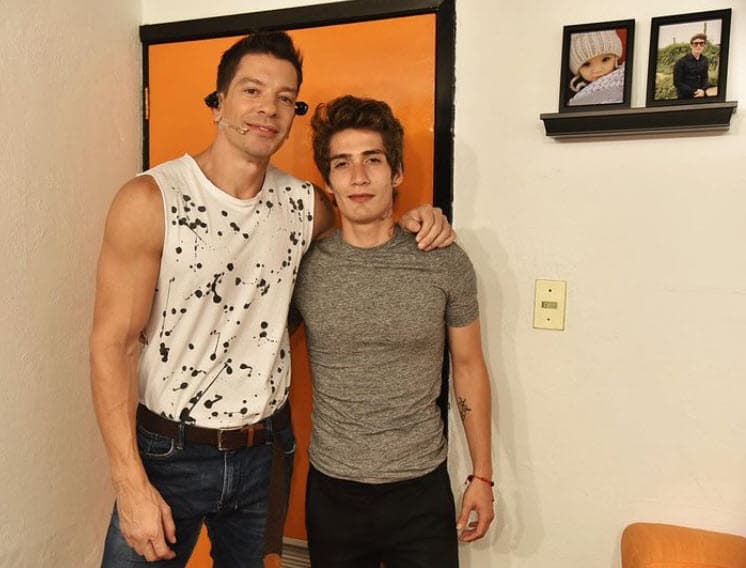 "La verdad parece que
<b>estoy viviendo una pesadilla</b>, tenemos muchísimo tiempo en una guerra contra las adicciones, mi hijo está en una recaída muy fuerte después de varios centros de rehabilitación".
<br>