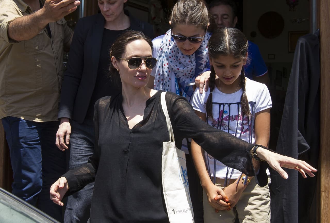Más tarde optó por unas gafas de sol y por amarrarse el cabello.