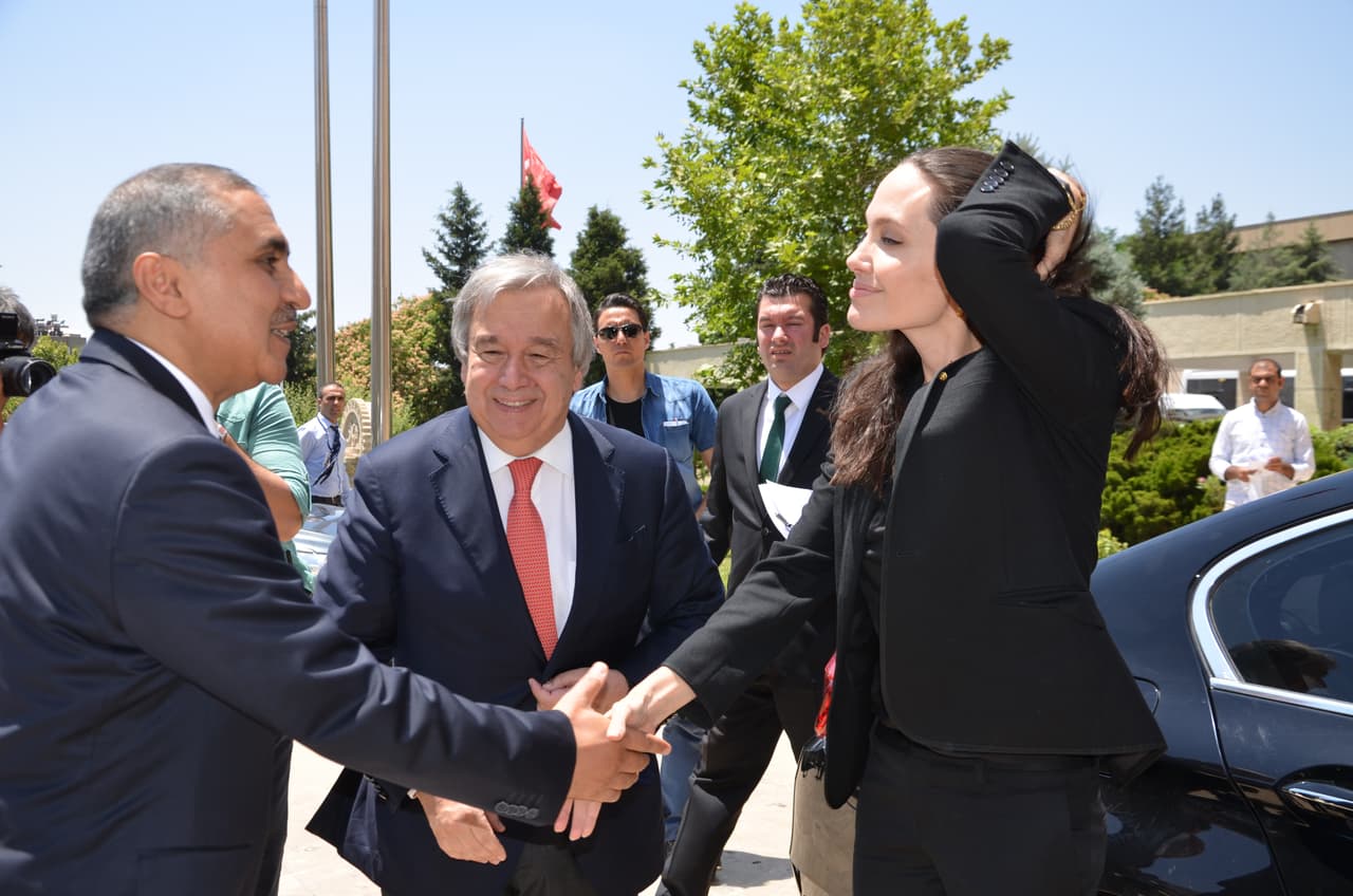 El alto Comisionado de la ONU para los Refugiados, Antonio Guterres, también estuvo a su lado.