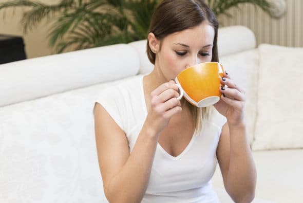 Bebe mucho líquido. Incrementa tu consumo de agua, bebidas deportivas y sopas. Los líquidos mantendrán hidratado tu sistema respiratorio, y ayudarán a disolver el moco espeso que se acumula y que podría causarte una infección en los bronquios.