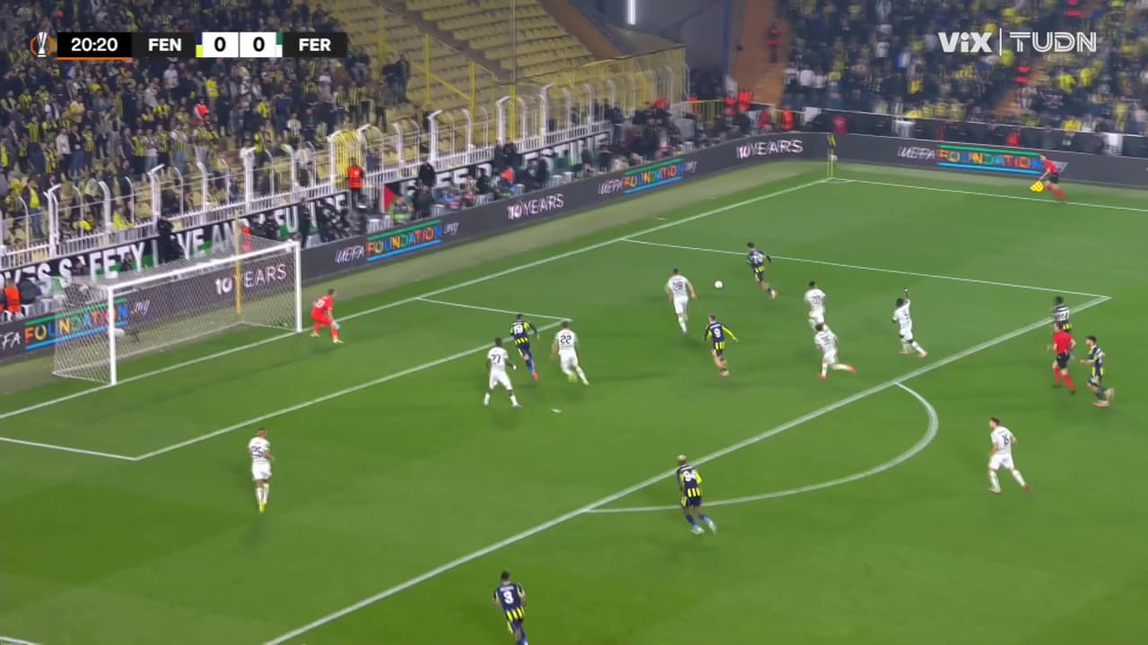 ¡Se acerca el Fenerbache! Edson pisa el área pero no logran finalizar la jugada