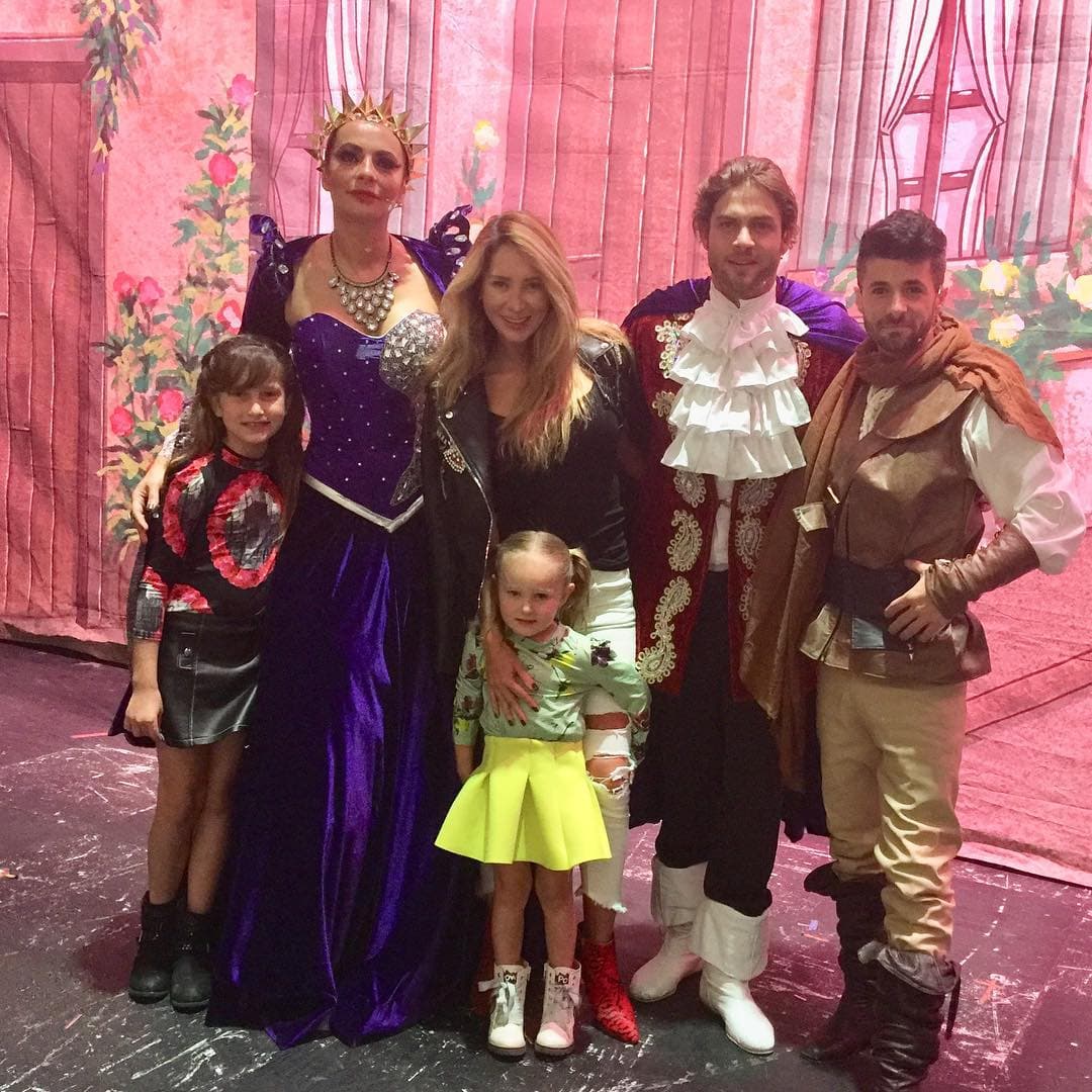 La actriz ha convivido todo el tiempo con sus hijas desde su separación con Gabriel Soto. Aquí la vemos en una función de teatro con los actores Cecilia Galliano, Horacio Pancheri y Matías Race.