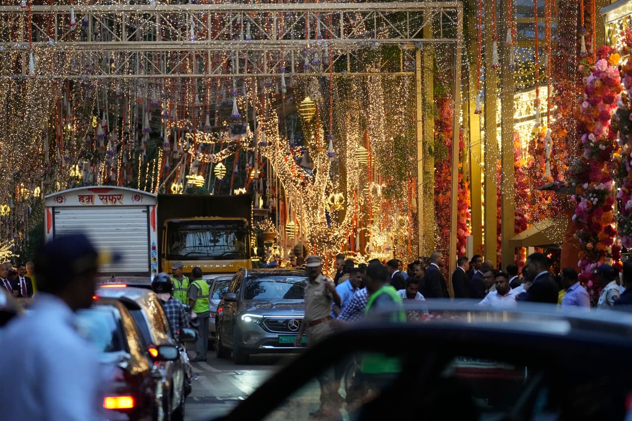 Decoraciones afuera de la residencia Antilia, durante la ceremonia previa a la boda de Anant Ambani y Radhika Merchant.