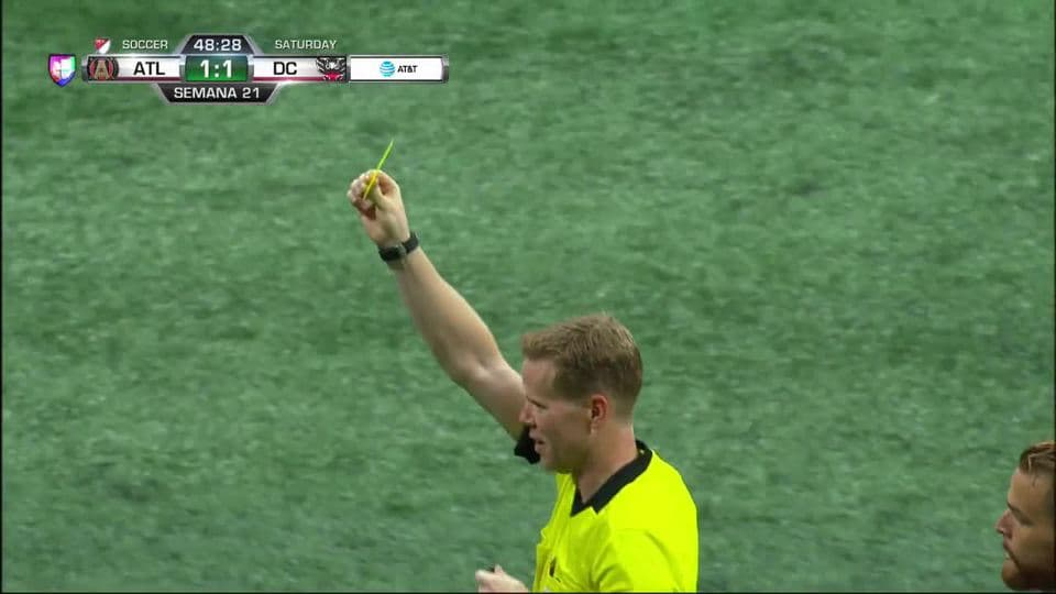 Tarjeta amarilla. El árbitro amonesta a Paul Arriola de D.C. United