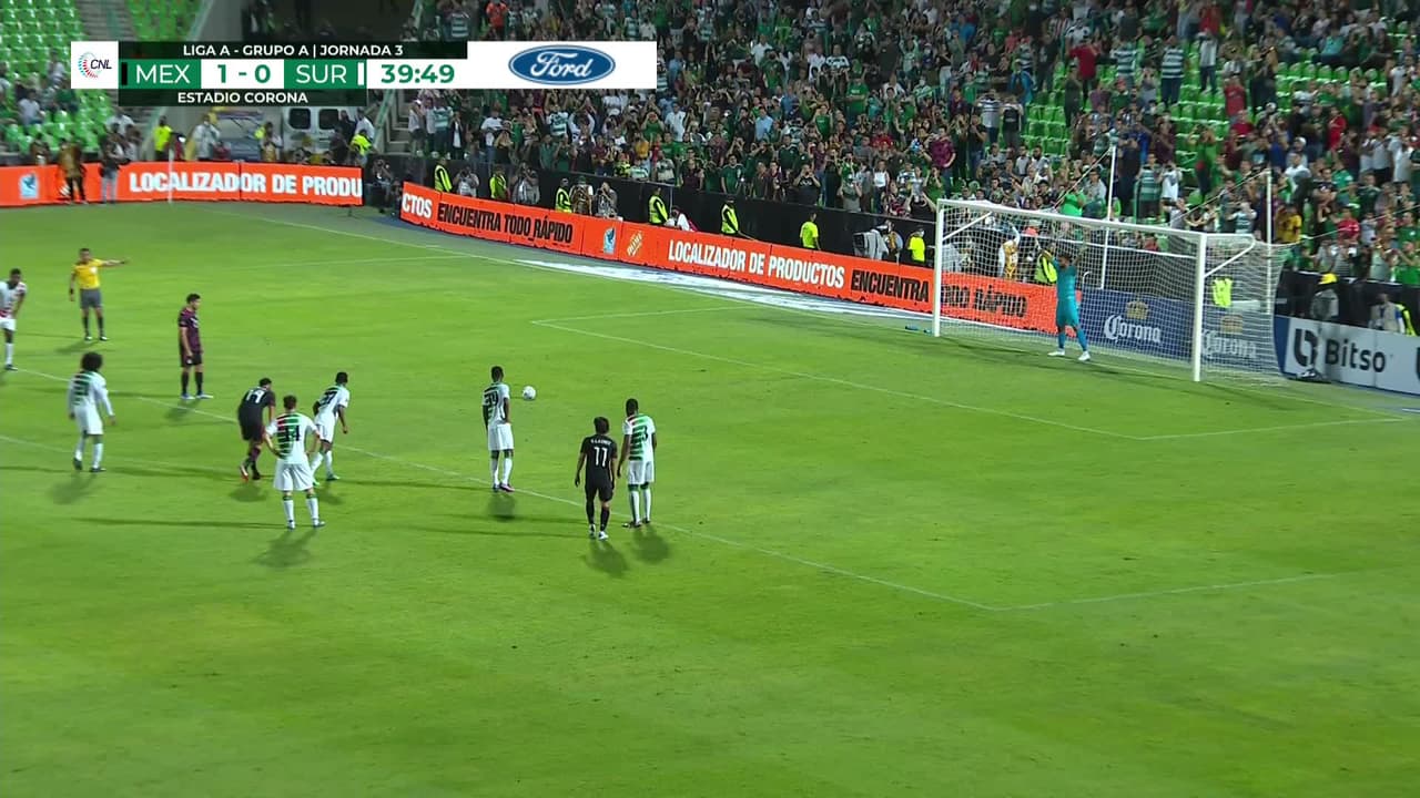 ¡GOL!  anota para México. Henry Martín