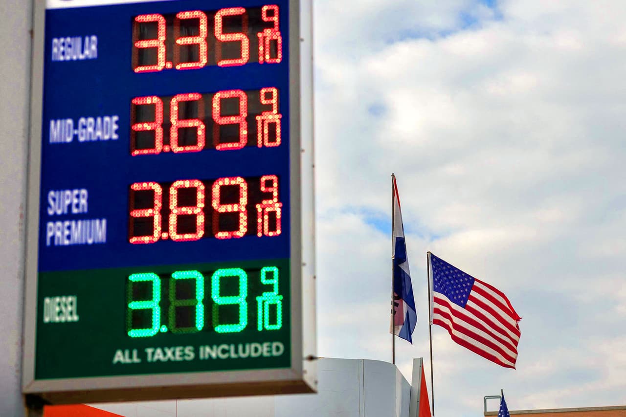 <b>Gasolina: +58.1%</b>
<br>
<br>En todo el mundo el precio de los combustibles fósiles se disparó en 2021, como resultado del aumento de la demanda y la baja en la oferta causada por los problemas de producción y distribución que trajo la pandemia de covid-19.
<br>
<br>El presidente 
<a href="https://www.univision.com/temas/joe-biden"><u>Joe Biden</u></a> ordenó liberar 
<a href="https://www.univision.com/noticias/estados-unidos/precio-gasolina-combustible-biden-liberar-petroleo"><u>50 millones de barriles de petróleo</u></a> de las reservas estratégicas del país, en un intento coordinado con otras naciones para reducir los precios del combustible.
<br>
<br>La inflación en los productos de esta lista reflejan el cambio en 12 meses en el Índice de Precios al Consumidor de Estados Unidos, desde noviembre de 2021 a noviembre de 2021.