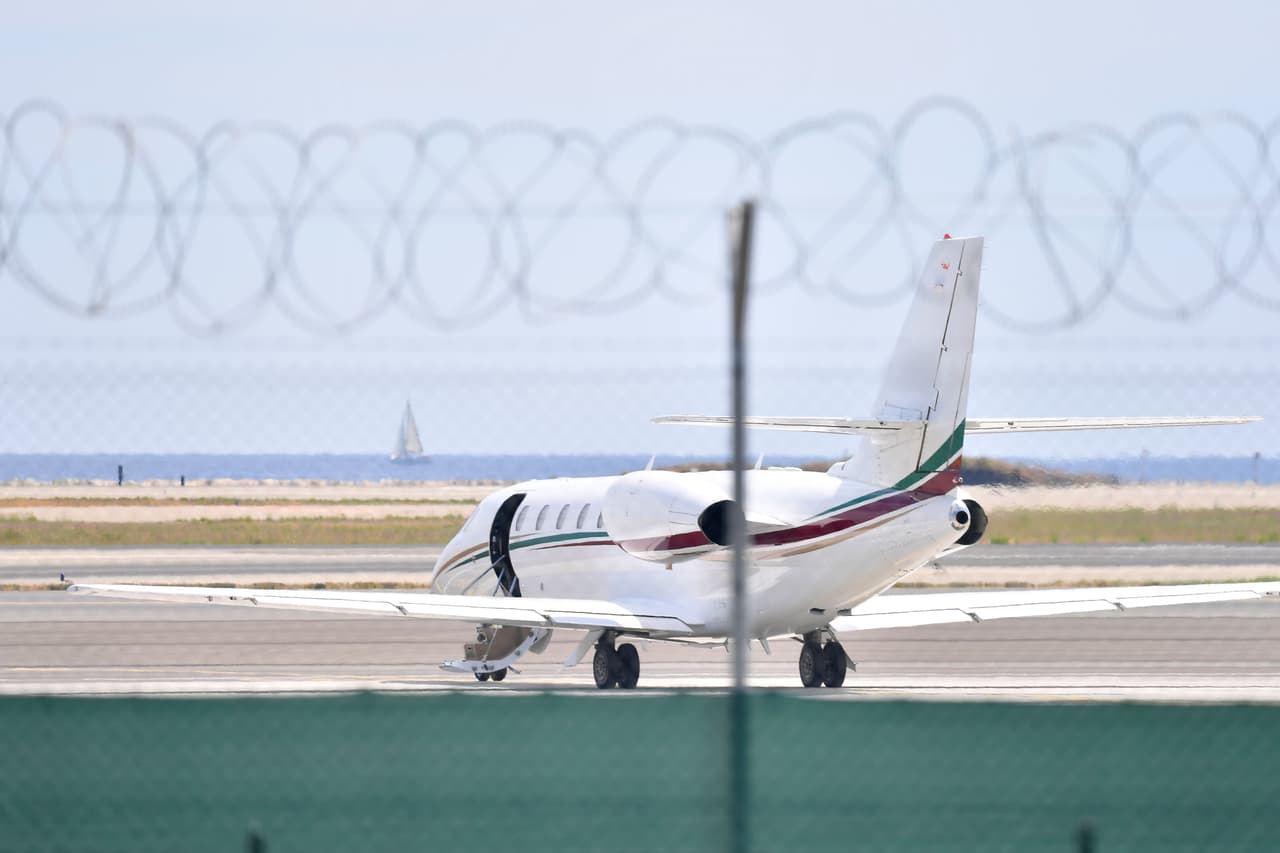 De acuerdo al diario español 
<b><a href="https://elpais.com/elpais/2019/08/13/gente/1565691867_720633.html" target="_blank">El País</a></b> y al británico 
<b><a href="https://www.dailymail.co.uk/news/article-7368495/Meghan-Markle-Prince-Harry-stayed-billionaires-playground-Ibiza-break.html" target="_blank">Daily Mail;</a></b> Harry, Meghan y su hijo Archie de tres meses, estuvieron en una 
<b><a href="https://www.univision.com/famosos/en-fotos-el-lujoso-complejo-de-ibiza-que-habria-recibido-a-meghan-harry-y-archie-fotos" target="_blank">exclusiva villa de Ibiza</a></b> del lunes 6 al 12 de agosto. Para llegar a ella se transportaron, según estos medios, en jet privado.