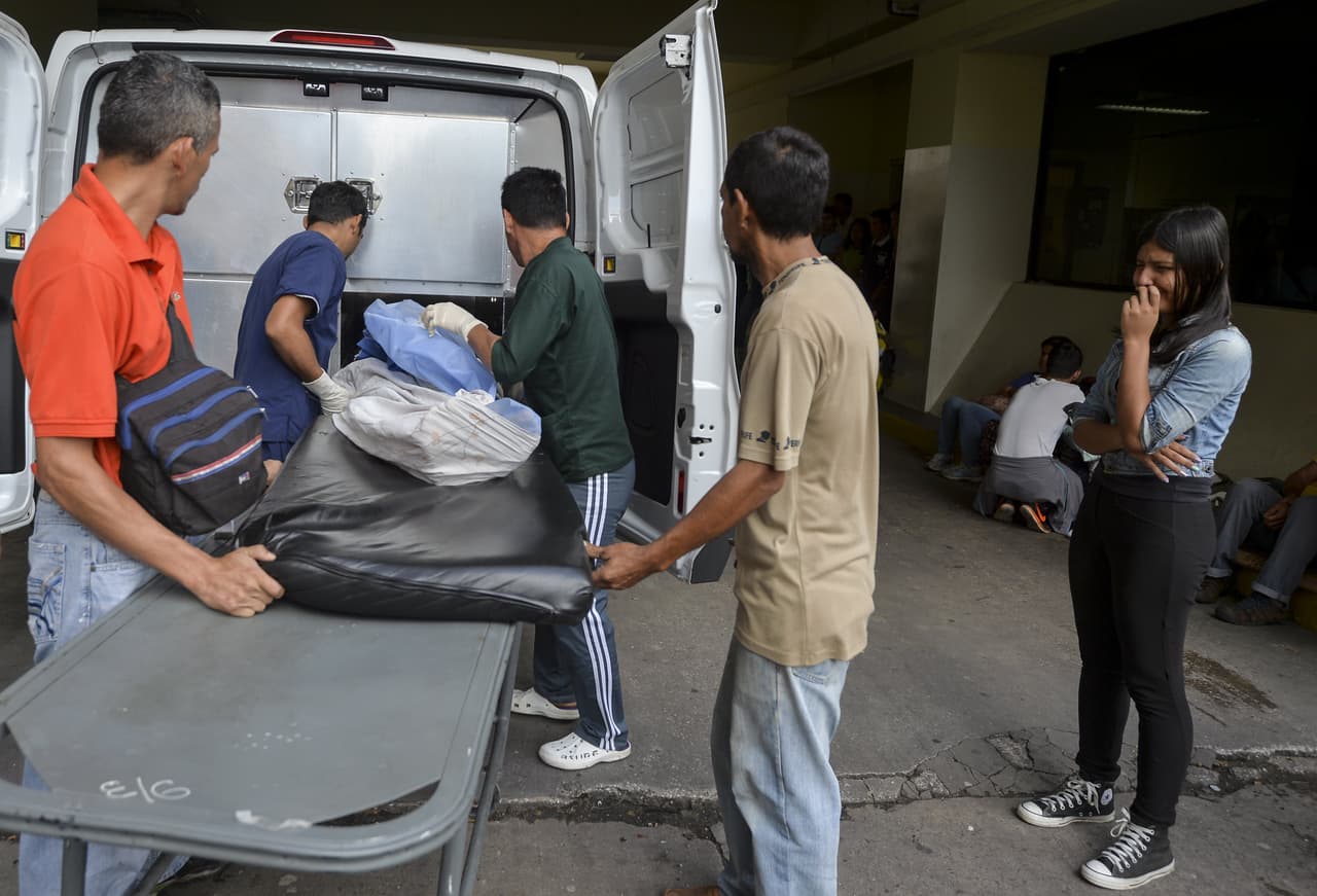 El cuerpo del joven Daniel Rodriguez, de 17 años, fue trasladado a la morgue de San Cristóbal, estado Táchira, un día después de morir asesinado el 19 de mayo durante una protesta contra Maduro realizada en el cercano pueblo de Santa Ana.