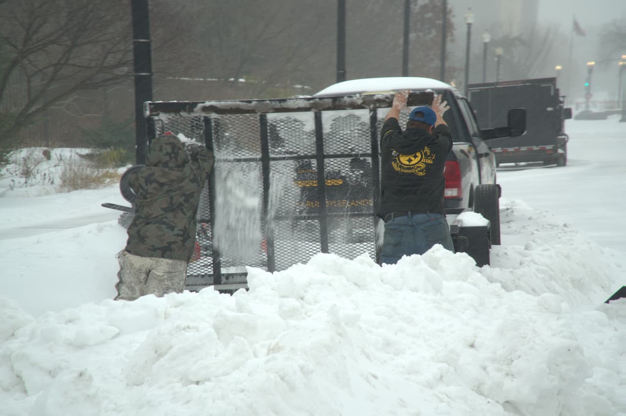 Desde el jueves 22 y viernes 23 de enero los gobernadores de Maryland, Wes Moore,y Virginia, Abigail Spanberger, anunciaron las medidas que sus gobiernos tomarían para salvaguardar a la población, las cuales incluyeron decretar estado de emergencia y de vigilancia.