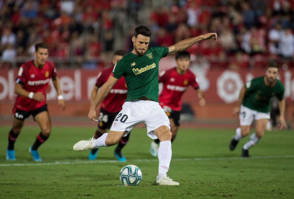 El 20 de mayo del 2020 el delantero español decidió dar por terminada su carrera como futbolista en la que solo consiguió un título, la Supercopa de España de 2015, además de haber anotado 178 goles con el Athletic Club.