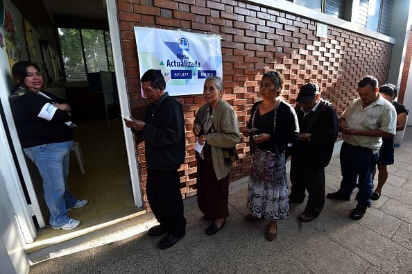 En esta segunda vuelta, Guatemala vota entre un comediante y una ex primera dama.