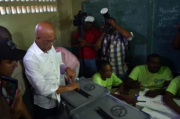 El presidente Michel Martelly vota en Puerto Príncipe.