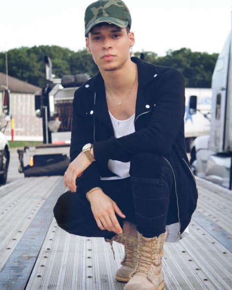 A Garmandy le gustan las gorras y usar botas.