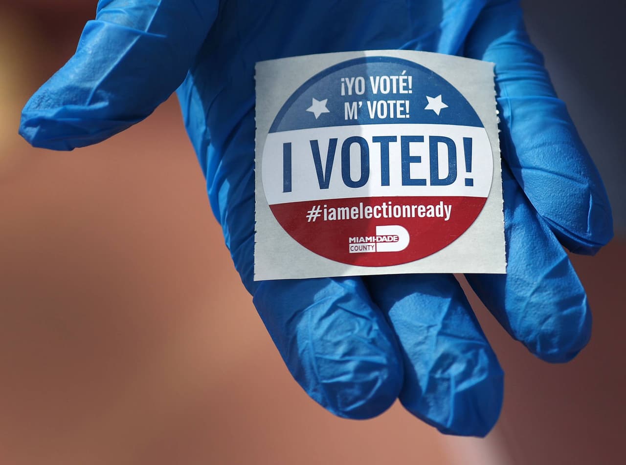 Nueva demanda para retirar la restricción por edad para votar por correo en Texas