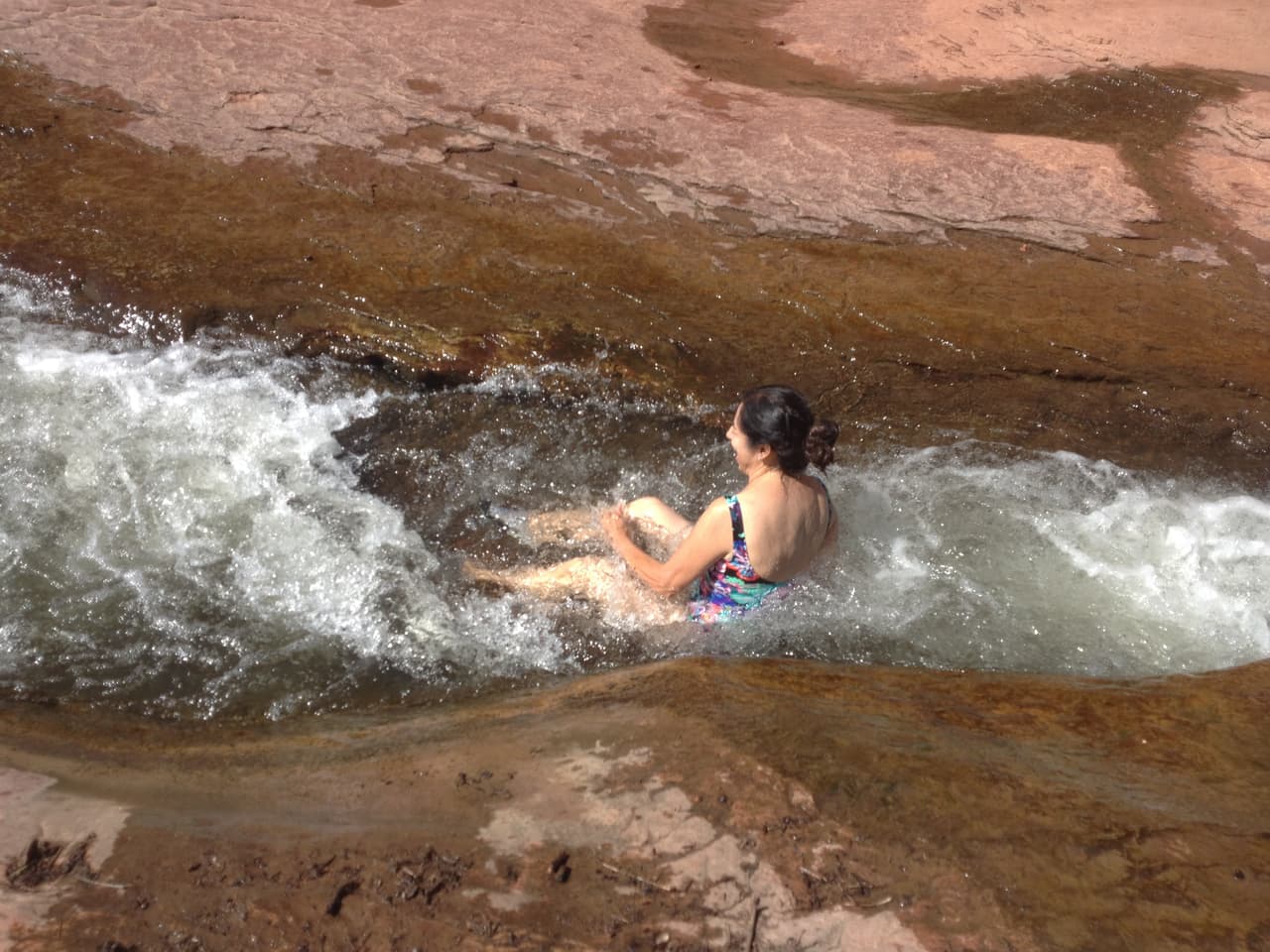 Queda ubicado en el cañón Oak Creek.