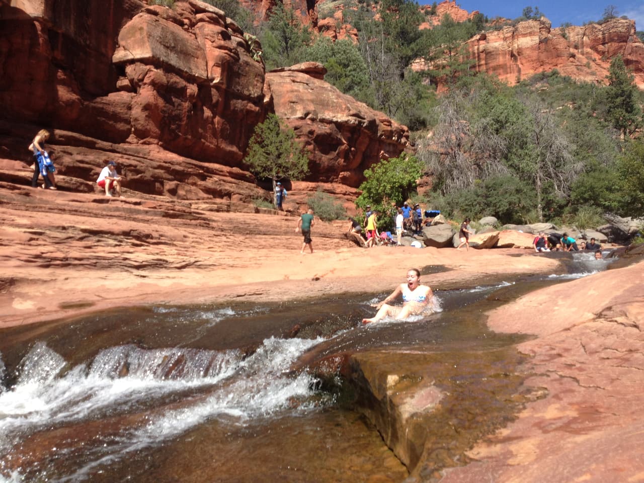 Se encuentra un espectacular tobogán de agua natural