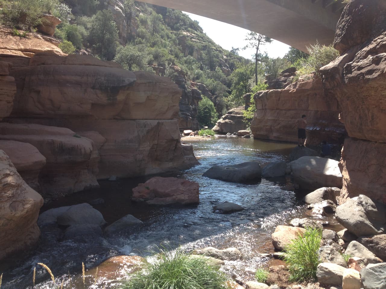 Independientemente si te lanzas al "tobogán" o desde la piedra, o descansas a un lado de la corriente, el Slide Rock bien vale la pena la visita.