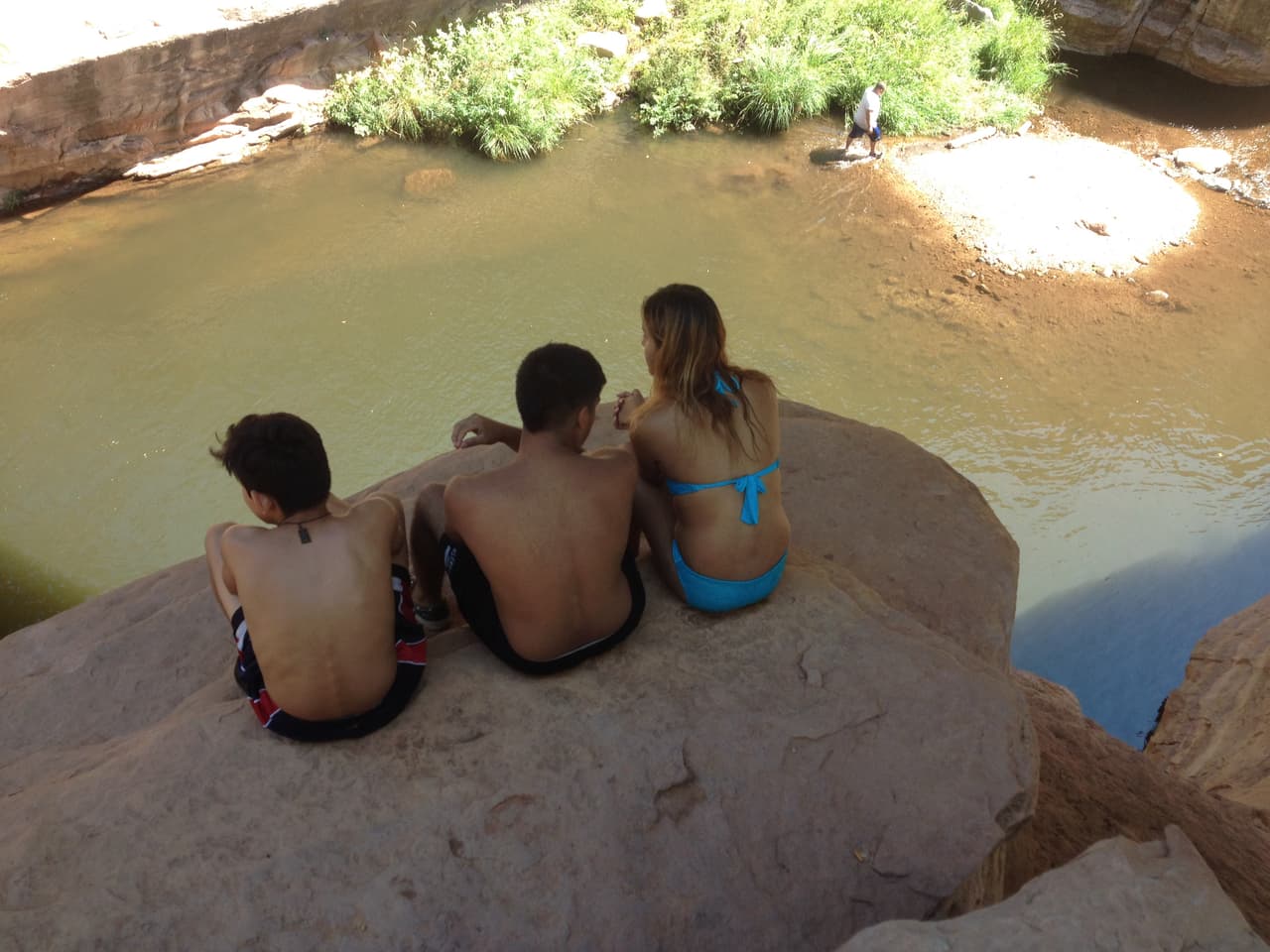 Les toma un tiempo decidirse si se lanzan o no.