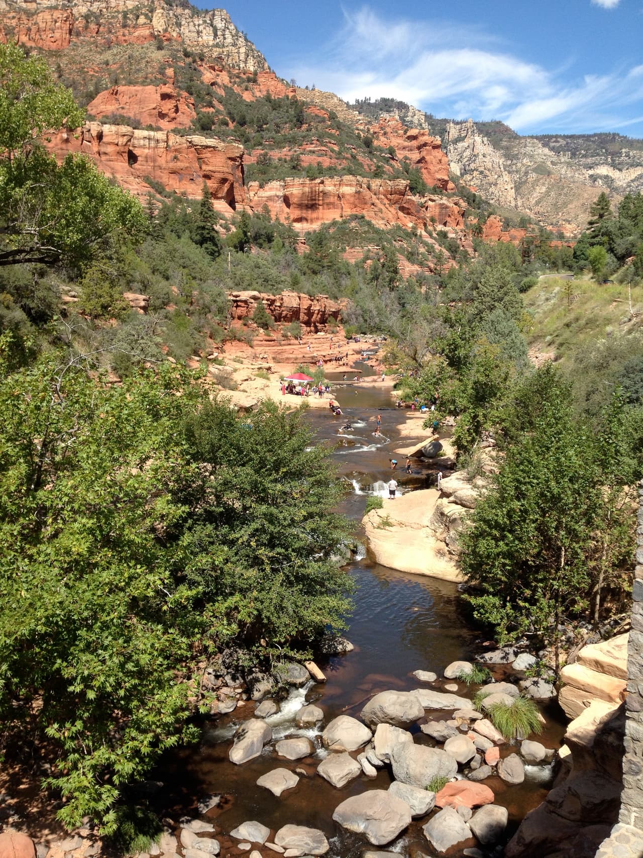 Escondido entre el verdor y las formaciones rocosas de Sedona.