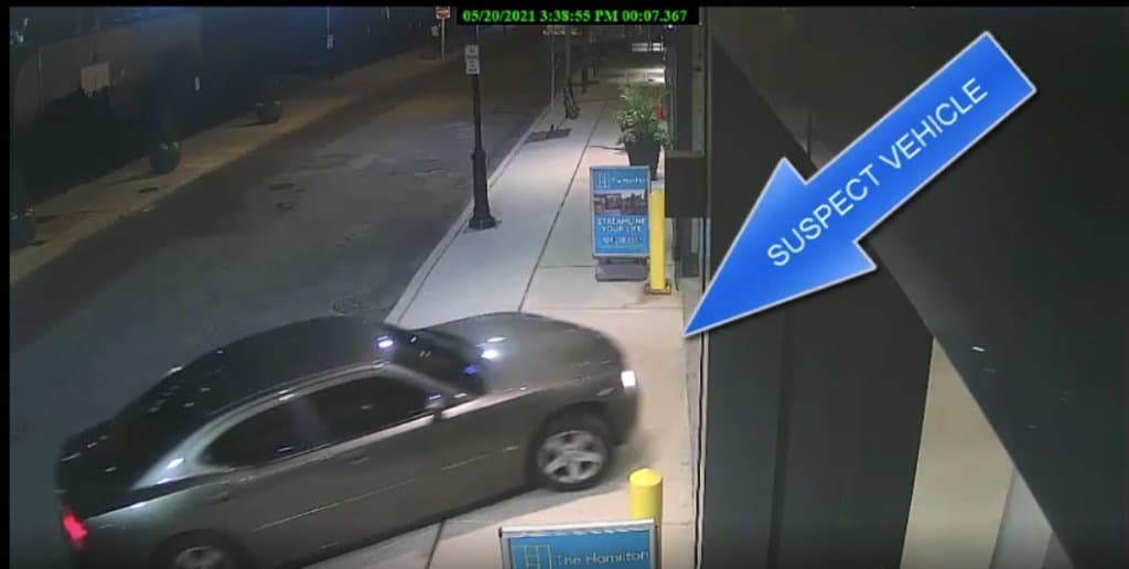 La policía ha publicado un video de un hombre que se ajusta a la descripción del sospechoso. El Dodge Charger que parece conducir no tiene matrícula. Cualquier persona que tenga información sobre el paradero del sospechoso debe llamar a la policía al 215-685-3264.