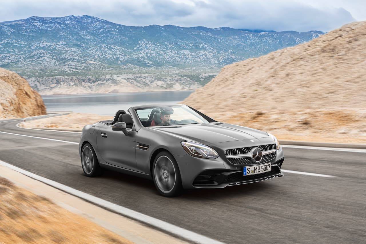 El nuevo Mercedes-Benz SLC300 2017 continua la tradición de los roadster sport y ligeros de la estrella alemana