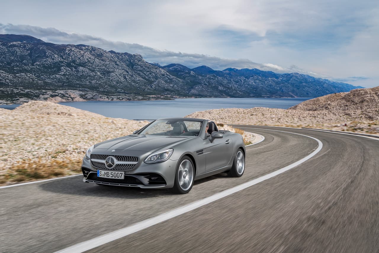 Tomas de aire frontales más grandes y agresivas están entre las novedades del Mercedes-Benz SLC300 2017