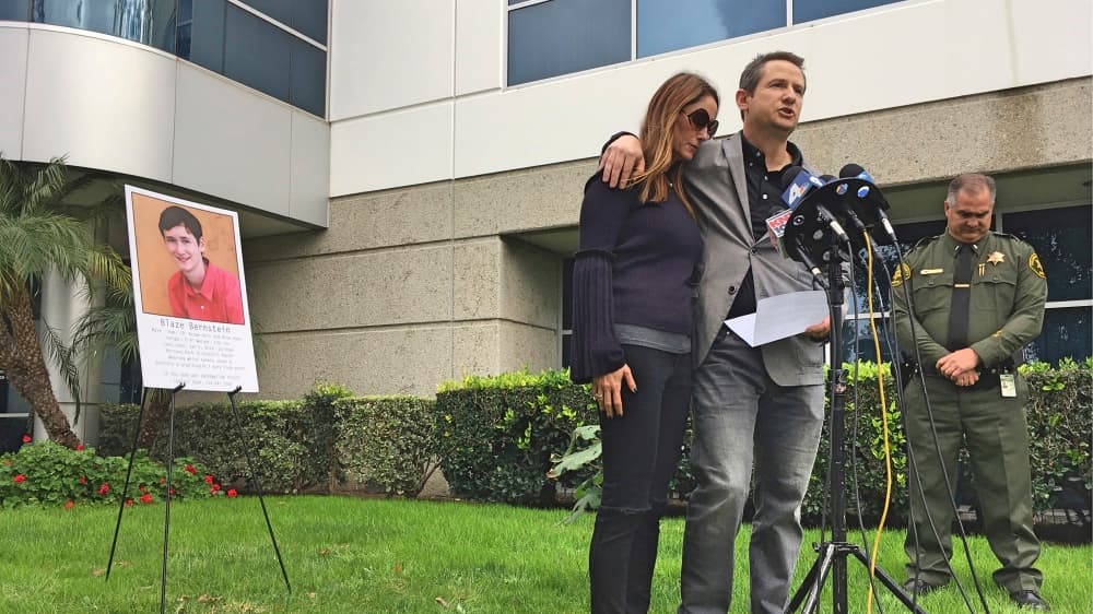 Gideon y Jeanne Bernstein, padres del joven desaparecido: “Nuestro hijo, a quien amamos más que nada, tenía un alma hermosa y gentil. Estábamos orgullosos de todo lo que hizo y de lo que era. Él no tenía nada que esconder. Somos solidarios con nuestro hijo y con la comunidad LGBTQ”.