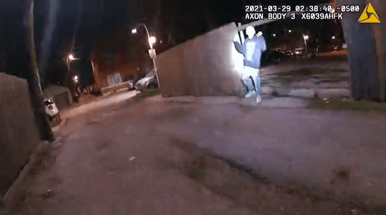 Adam Toledo se voltea y le muestra las manos.
<br>