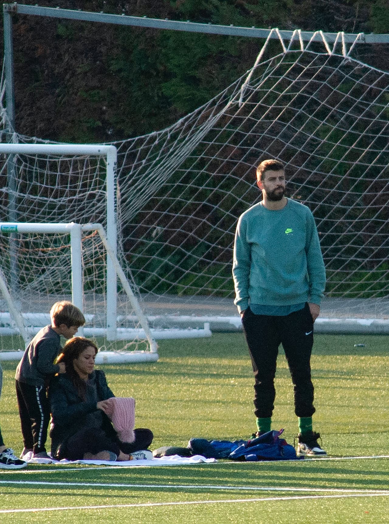Gerard Piqué prestó atención, mientras que su exitosa compañera recibía ayuda de Sasha para recoger su melena.