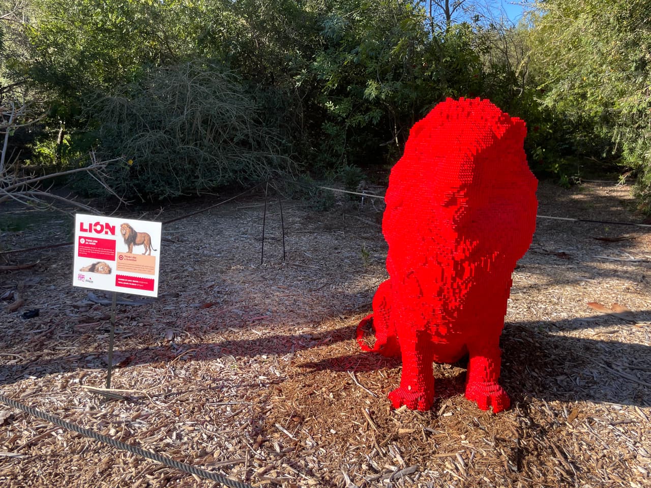 Según Kenney, elegió el color rojo vibrante para este león porque representa el color de advertencia del mundo natural.
<br>
<b>Número de piezas de LEGO: 45,150</b>
<br>
<b>Horas de construcción: 167</b>