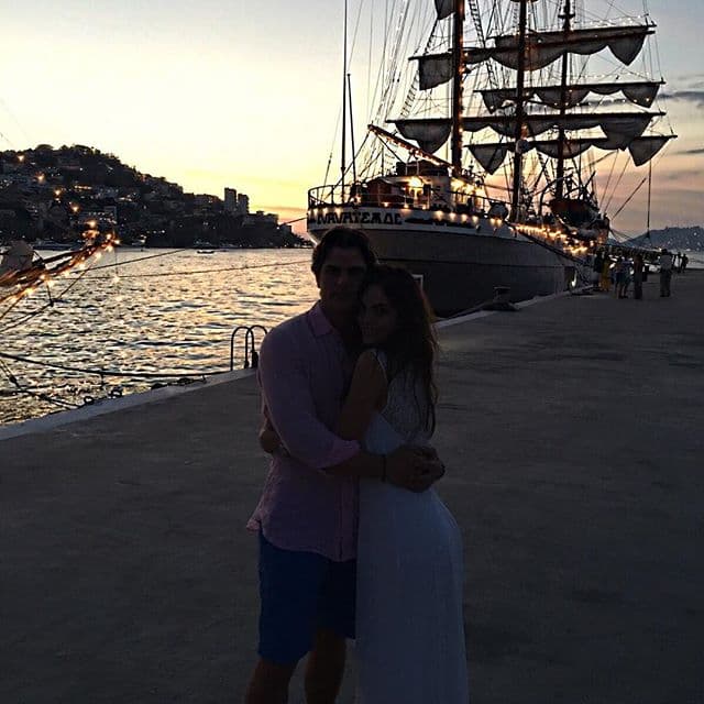 Ximena Navarrete y su galán recibieron el 2016 en Acapulco, Guerrero.