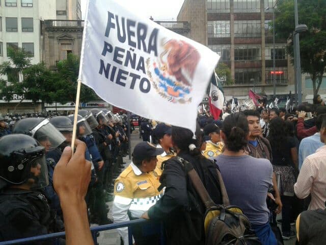 Manifestantes contenidos antes de llegar al Zócalo.