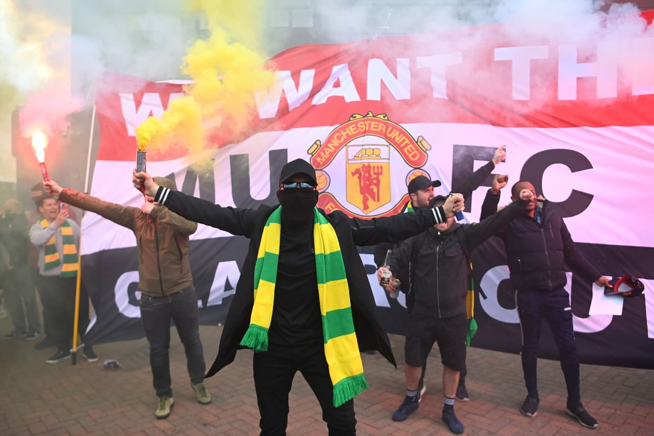 Se pospone el United-Liverpool tras protestas de aficionados